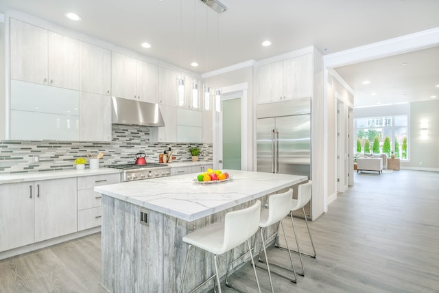 Clean and tidy kitchen with a modern design.